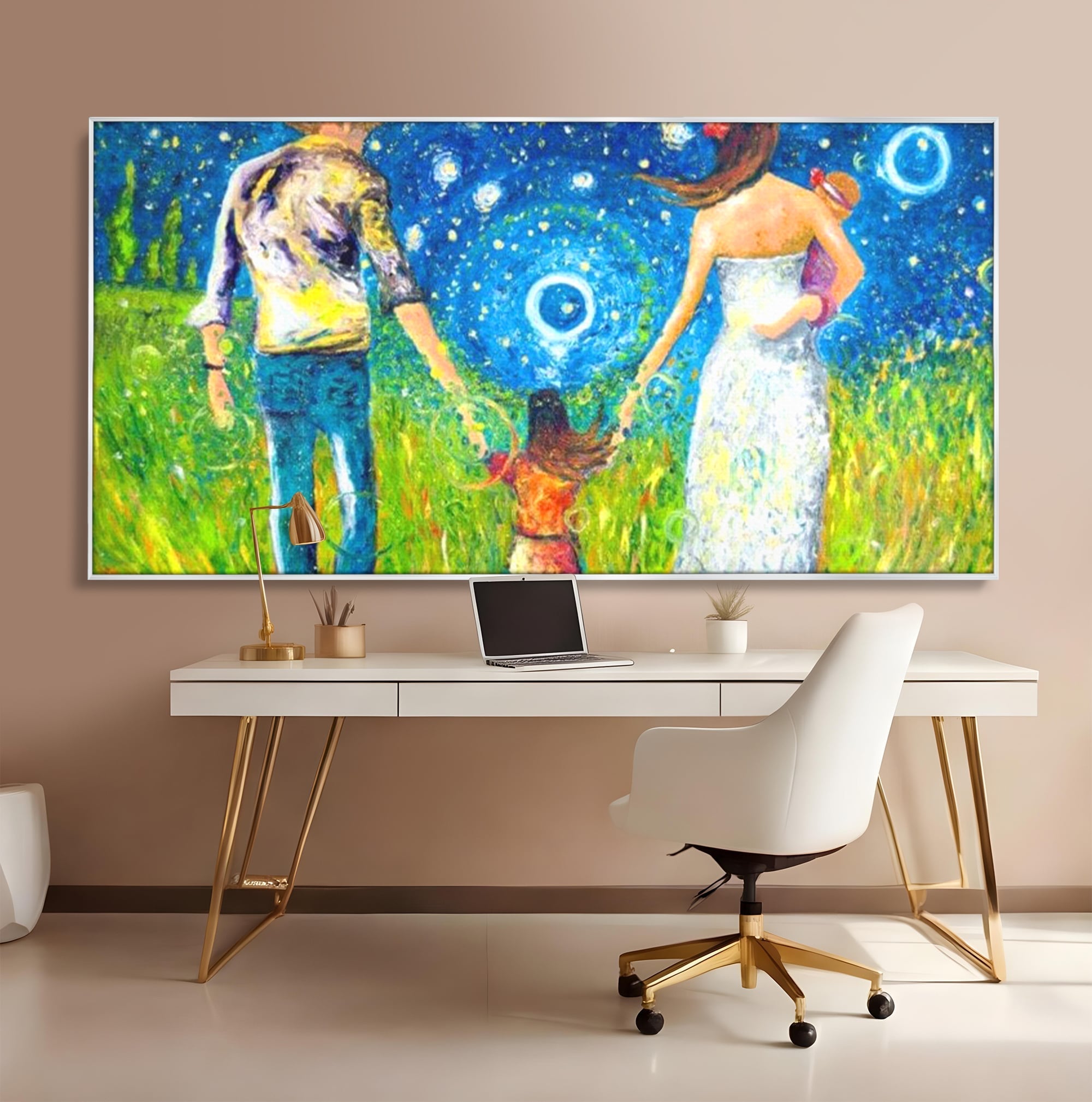 Tablou canvas cu pictura cu familie pe camp sub cer instelat, in rama de aluminiu argintiu, pe perete intr-un birou
